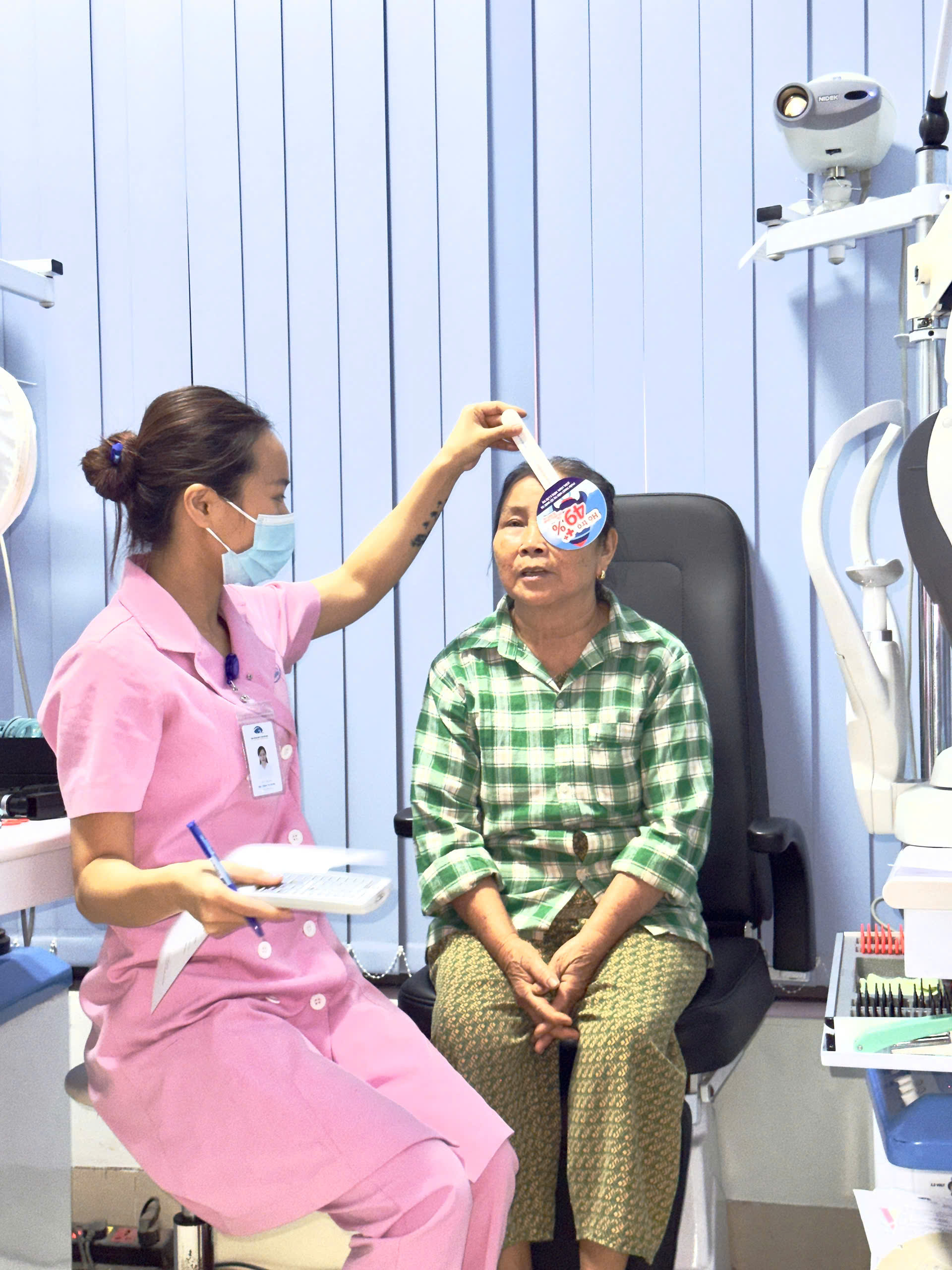 Nhiều người cao tuổi không đi khám vì sợ bác sĩ bảo phải mổ và sợ chi phí