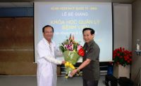 BS. Nguyễn Thành Thái - PGĐ Bệnh viện Mắt Quốc tế DND tặng hoa cho PGS.TS Phan Văn Tường